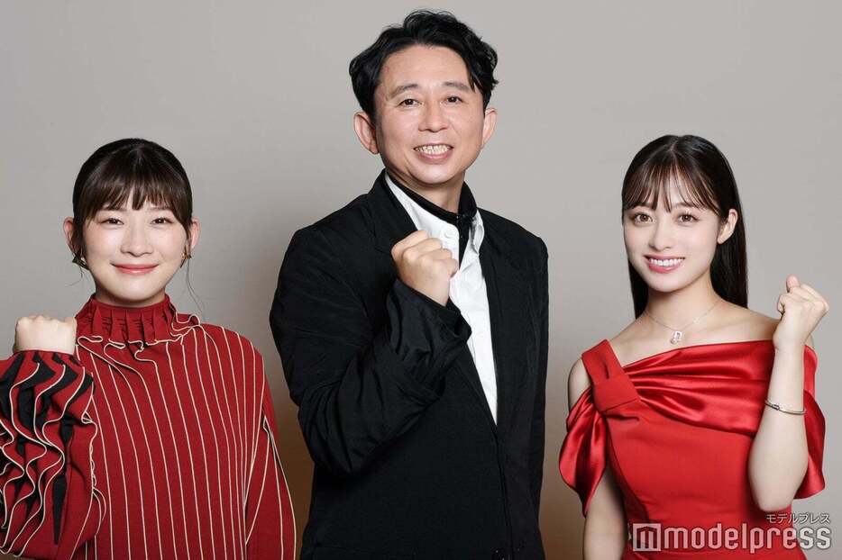 「第75回NHK紅白歌合戦」司会を務める（左から）伊藤沙莉、有吉弘行、橋本環奈