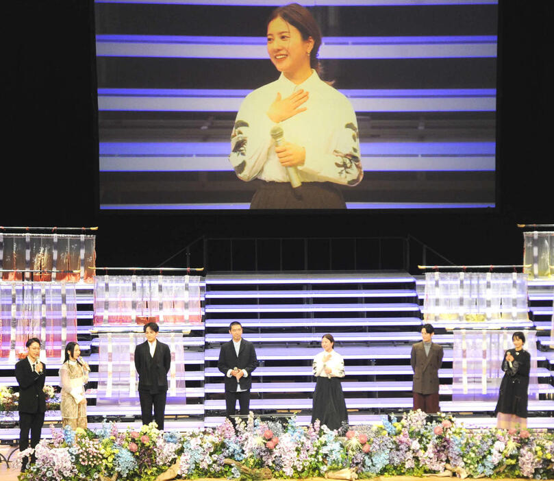 NHK大河ドラマ「光る君へ」ファン感謝祭に出席した主演の吉高由里子（左から5人目）ら