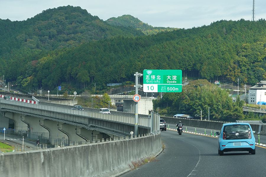 橿原から和歌山まで暫定2車線区間が続く（乗りものニュース編集部撮影）。