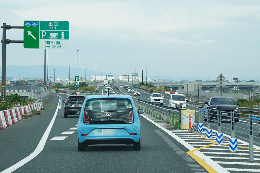 暫定2車線の京奈和道。御所南ICにはPAも併設（乗りものニュース編集部撮影）。