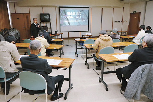 飯島町議会が議員のなり手対策として開いた講座。町村議会の報酬の低さが改めて課題として浮き彫りに