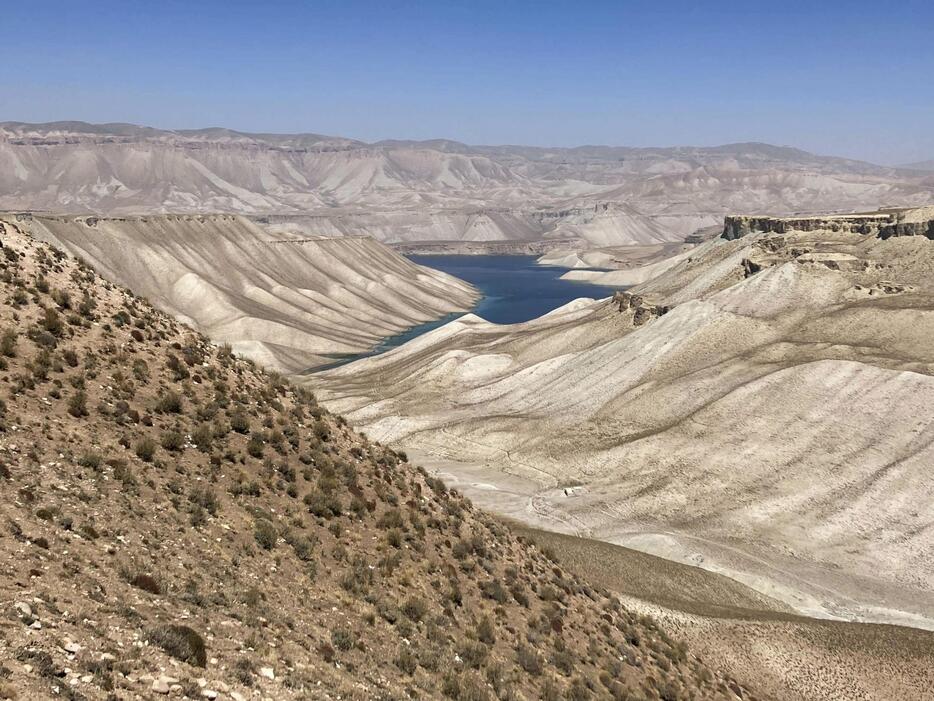 アフガニスタン中部バーミヤン近郊の山岳地帯にあるバンデアミールの湖＝2024年9月（共同）