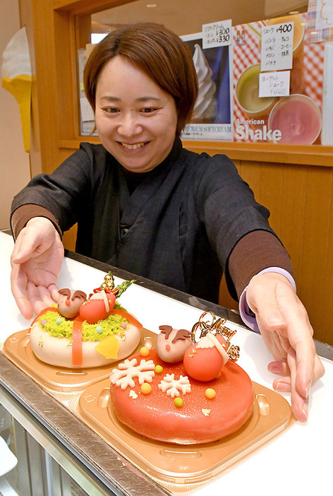 香月が販売する和菓子のクリスマスケーキ＝飯豊町