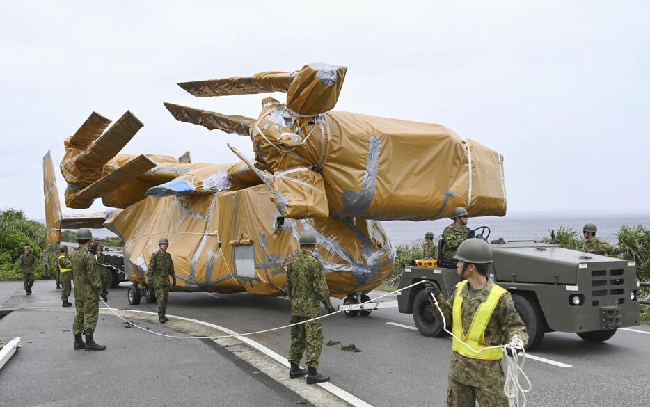 陸上自衛隊与那国駐屯地を出た輸送機V22オスプレイ＝19日午前、沖縄県与那国町