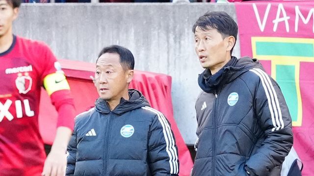 前町田HCの金明輝氏（右）と町田の黒田剛監督（左）（写真：日刊スポーツ/アフロ）