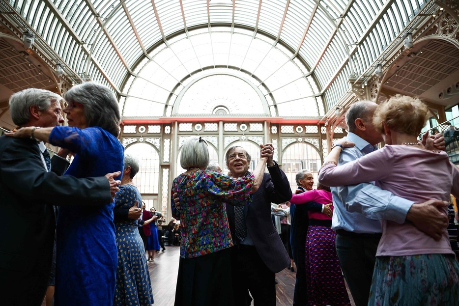 英ロンドンのロイヤル・オペラ・ハウスで、社交ダンスを踊るティーパーティー「ティーダンス」に参加した人々（2024年12月9日撮影）。【翻訳編集】 AFPBB News