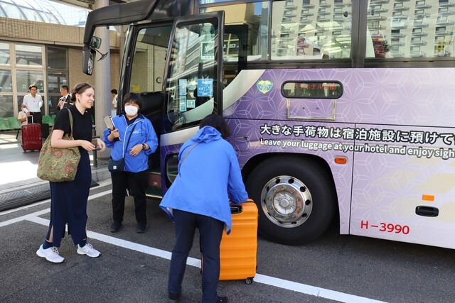 大型手荷物を持つ観光客らを対象に運行が始まった宿泊施設巡回バス（京都市下京区・京都駅烏丸口）