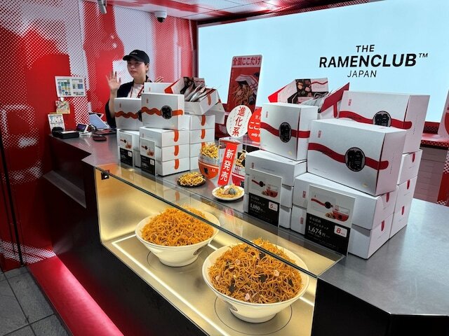 2024年秋にJR東京駅構内・南通路にオープンした「RAMEN CLUB（ラーメンクラブ）」は“大人の進化系ラーメンスナック”を販売する新ショップ。店舗の派手な見た目も手伝って、ビジネスパーソンもインバウンドもふと足を止め、列を作る注目店です。