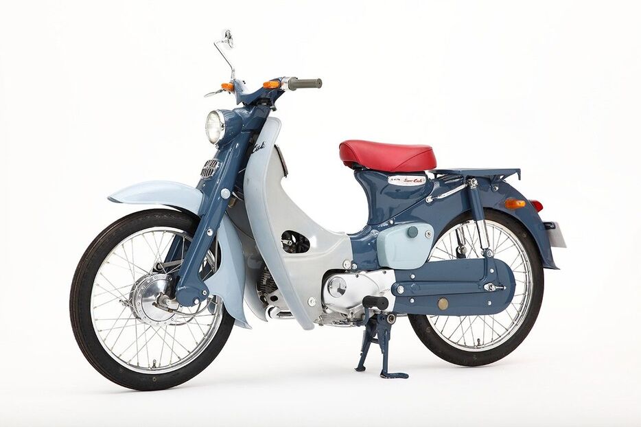 1958年8月に発売された初代スーパーカブの「C100」。サラリーマンの初任給が8500円ほどの時代に5万5000円で発売されたが、飛ぶように売れた（ホンダ提供）