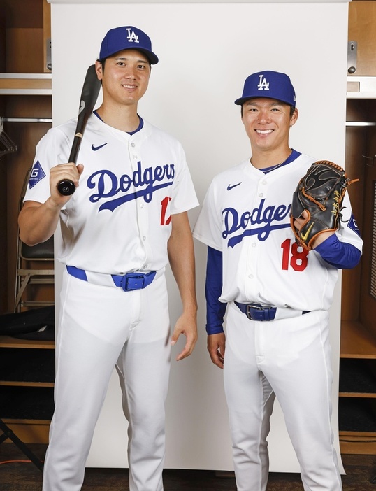 ドジャースの大谷（左）と山本