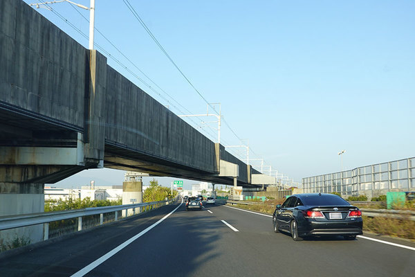 名神高速。羽島PA付近で東海道新幹線と立体交差。岐阜羽島ICもすぐだ（乗りものニュース編集部撮影）。