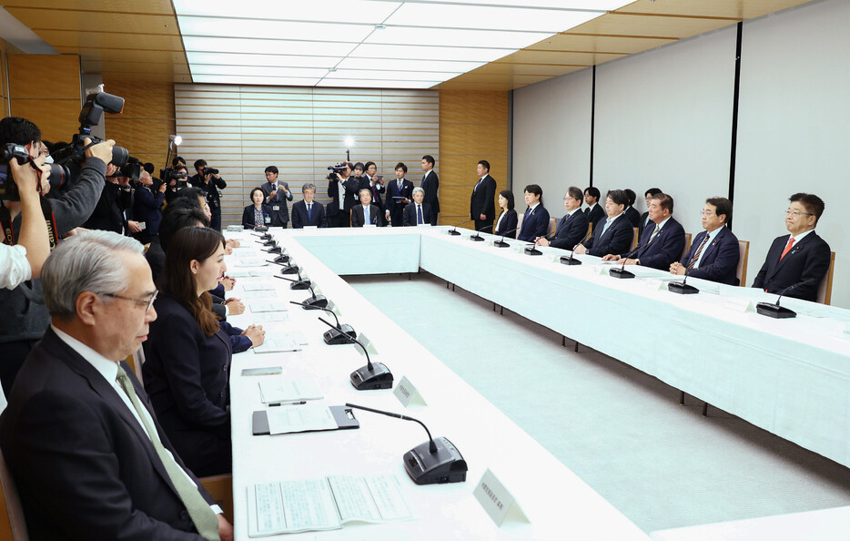 月例経済報告等に関する関係閣僚会議に臨む石破茂首相（右から３人目）＝２０日午後、首相官邸