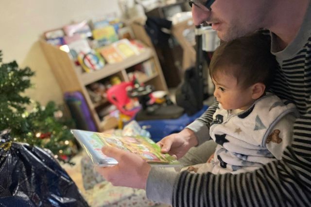 子どもとクリスマスプレゼントを開けるトムさん