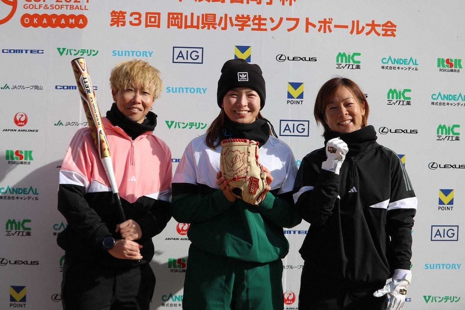 渋野日向子杯に登場した（左から）山田恵里さん、渋野日向子、原田のどかさん