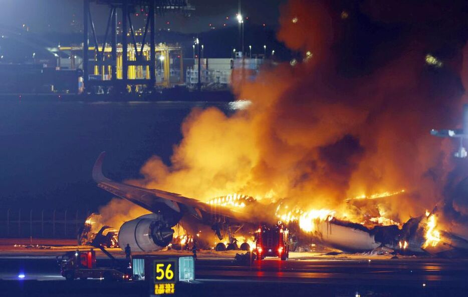 羽田空港で炎上する日本航空機＝1月２日午後（松井英幸撮影）