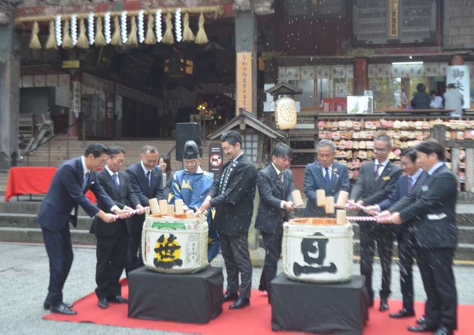 山梨県富士吉田市では、同県大月市の笹一酒造や関係者らが無形文化遺産の登録決定を鏡割りで祝った＝5日（平尾孝撮影）