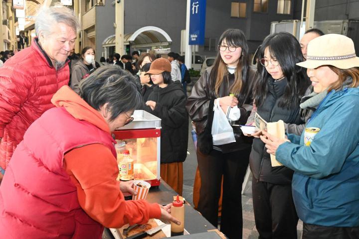 大勢の市民らが集まりにぎわう新町商店街の「冬の夜市」