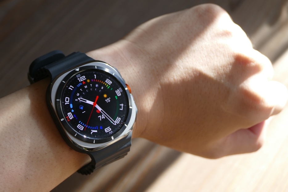 Galaxy Watch Ultra。-20℃の極寒や最大100メートルの水深まで耐える設計で、厳しいアウトドア環境でも使える想定のアイテムだ