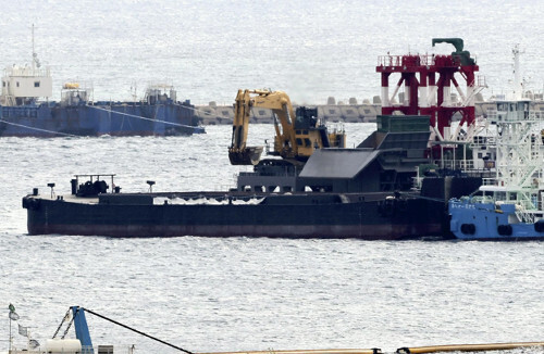 大浦湾側に広がる軟弱地盤の改良工事に着手し、現場海域で稼働する作業船（２８日午後１時４４分、沖縄県名護市で）＝中司雅信撮影