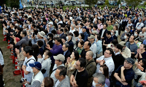 選挙で候補者の訴えに耳を傾ける人たち