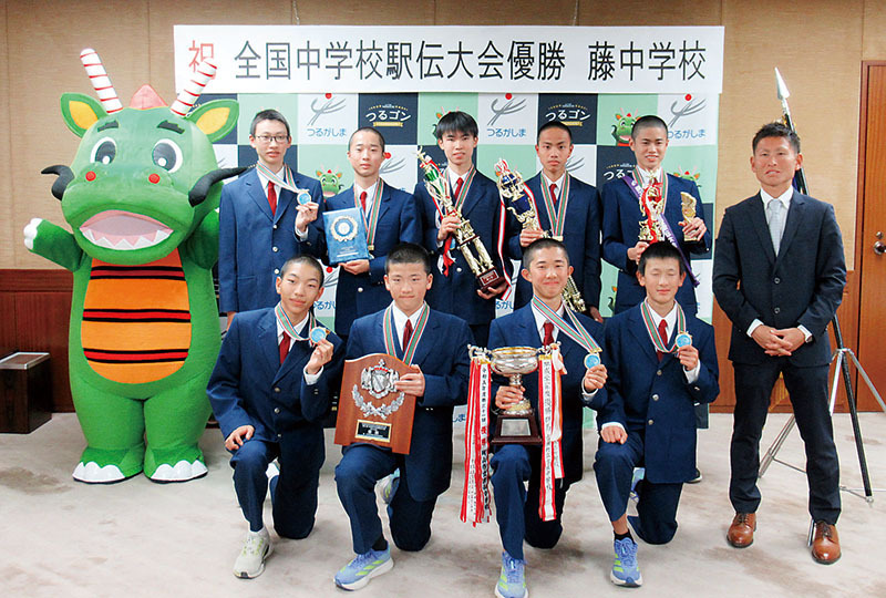 全国中学校駅伝大会に初出場、初優勝した鶴ケ島市立藤中学校駅伝部＝鶴ケ島市役所