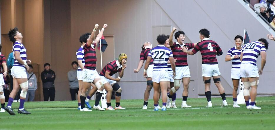 　大学対抗戦で明大を破り優勝を決め歓喜の早大フィフティーン（撮影・持木克友