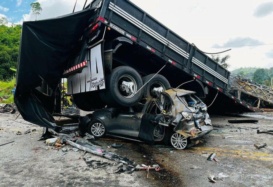 ブラジル・ミナスジェライス州の事故現場で、車の上に乗り上げるトラック。同州消防署提供（2024年12月21日撮影）。【翻訳編集】 AFPBB News