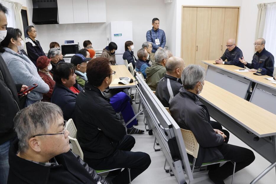 石川県輪島市が開いた、「長期避難世帯」となっている町野町寺山地区の住民に向けた説明会。右端は坂口茂市長＝8日午前、輪島市町野町