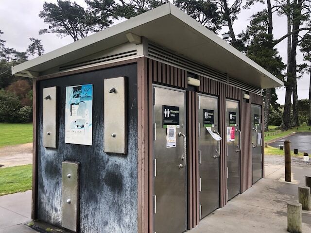 公共のトイレの外壁にシャワーが2つ