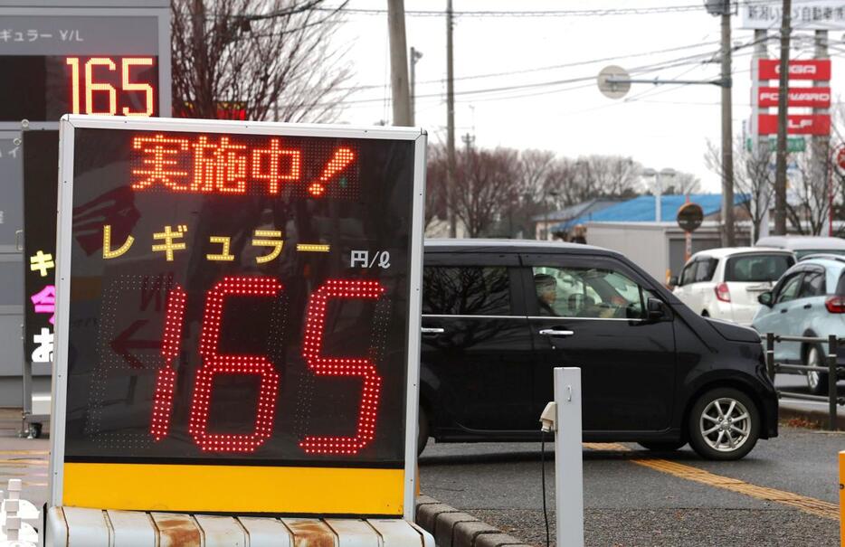 値上げ前のガソリンの値段を表示する電光掲示板＝２０２４年１２月１８日、新潟市中央区