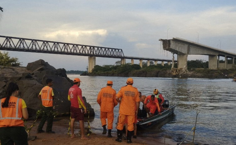 ２２日、崩落したブラジル北部トカンティンス州とマラニョン州をつなぐ橋（現地消防当局提供）（ＡＦＰ時事）