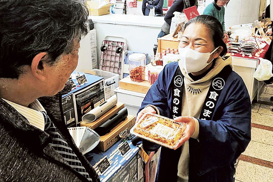 駅利用者にヤンニョム焼きそばをPRする富士宮市の関係者＝JR川崎駅