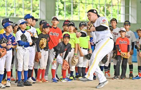 守備の捕球から送球までの動きを指導するソフトバンクの山川穂高＝県総合運動公園レクリエーションドーム（喜屋武綾菜撮影）