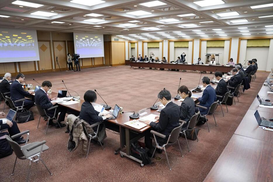 開かれた社会保障審議会年金部会＝24日午後、東京都千代田区