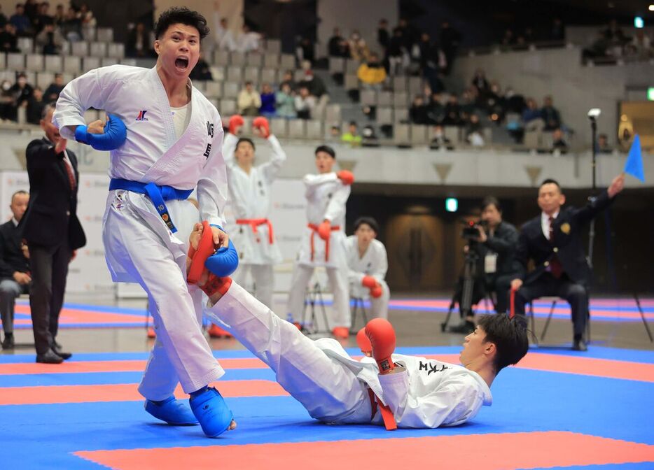 男子団体組手決勝、代表戦の残り５２秒に１本を決めて喜ぶ岐阜県の豊田陽也（カメラ・軍司　敦史）