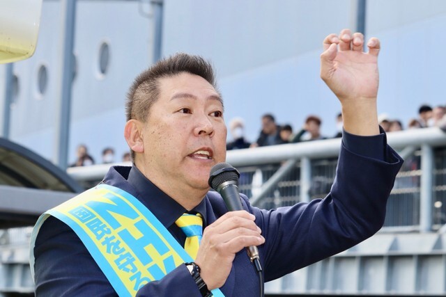 南海泉大津駅前で第一声を上げた立花孝志氏