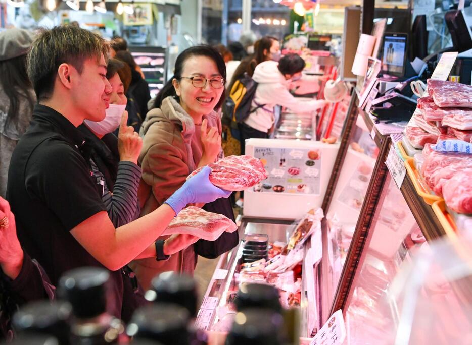 正月用の買い物客でにぎわう第一牧志公設市場＝30日、那覇市松尾（喜瀨守昭撮影）