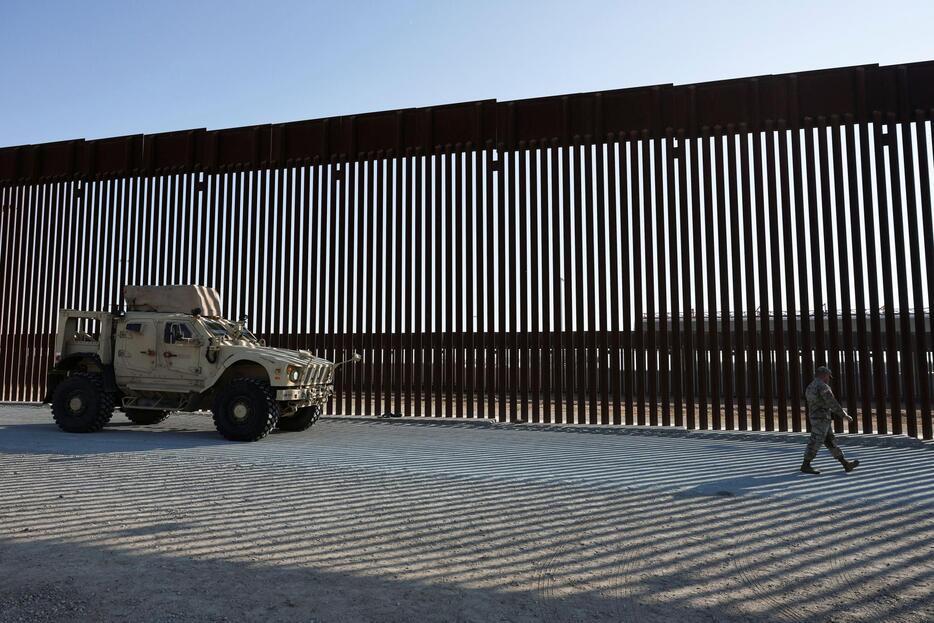 米西部カリフォルニア州サンディエゴで、メキシコとの国境を隔てる壁＝5日（ロイター＝共同）