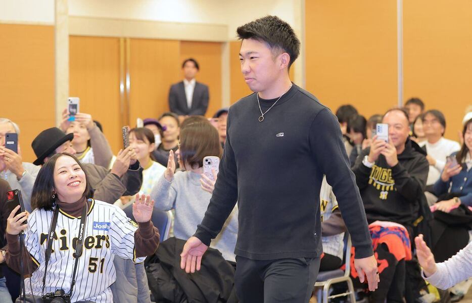 トークショーに臨む石井大智＝琵琶湖グランドホテル（撮影・根本成）