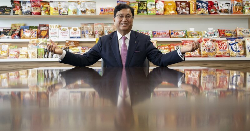 インド出身で亀田製菓会長CEOのジュネジャ・レカ・ラジュ氏　Photo:JIJI