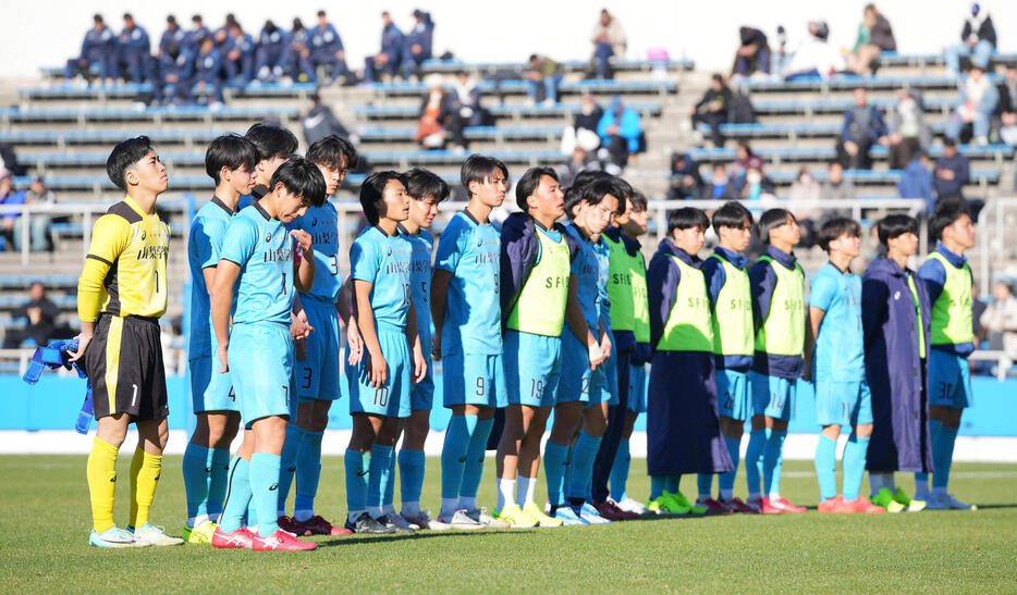 滝川二対山梨学院　敗れ肩を落とす山梨学院の選手たち（撮影・垰建太）