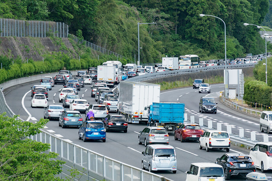 中央道の小仏トンネルを先頭とする渋滞（画像：PIXTA）。