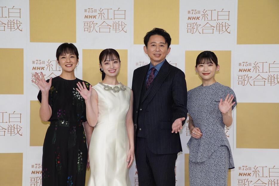 「第75回NHK紅白歌合戦」のリハーサルに登場した（左から）鈴木奈穂子アナウンサー、橋本環奈さん、有吉弘行さん、伊藤沙莉さん（C）NHK