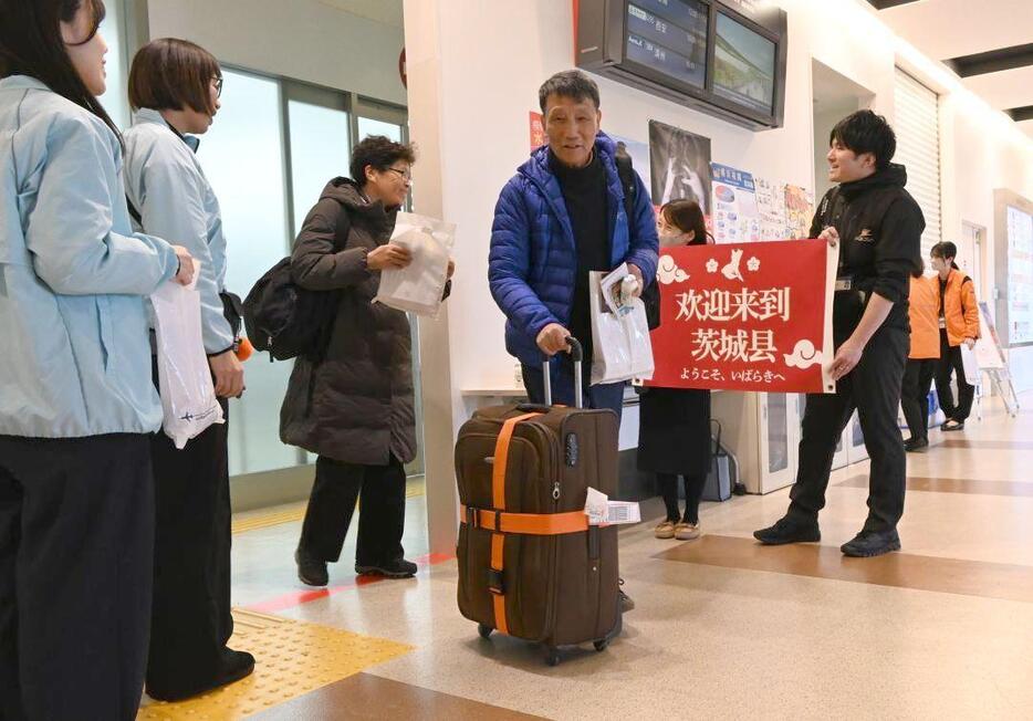 茨城空港で県職員らの歓迎を受ける中国・上海からの利用者=小美玉市与沢