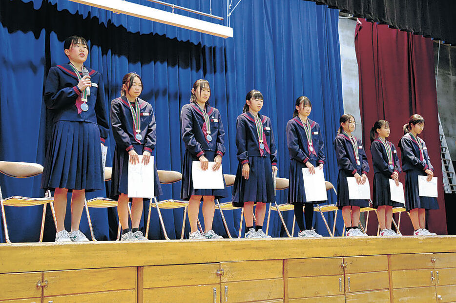 感謝の言葉を述べる長森選手（左）＝富山市大沢野中