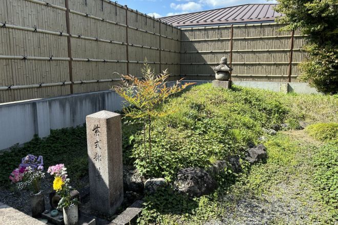 京都市にある紫式部のお墓。きれいな花が手向けられていました＝水野梓撮影