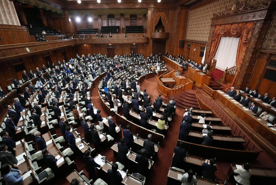 2024年度の一般会計補正予算が可決、成立した参院本会議＝17日午後