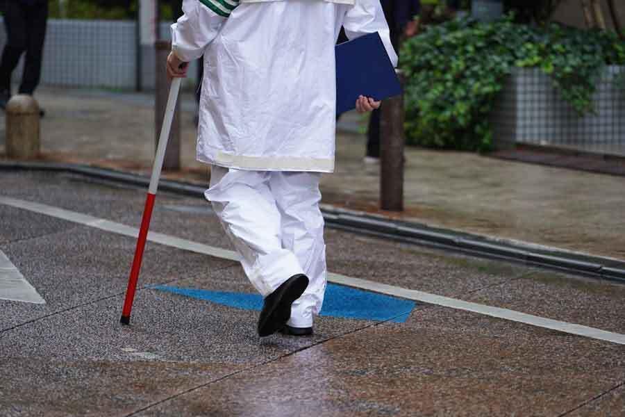 天候が悪いなか雨具を身に着けて巡回する警察官（写真はイメージ）【写真：写真AC】