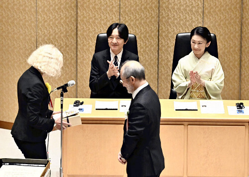 国際生物学賞の授賞式に主席された秋篠宮ご夫妻（１７日午前、東京都台東区の日本学士院で）＝杉本昌大撮影