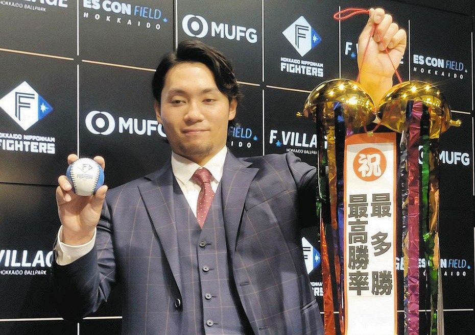 年俸２億円の大台に到達し、笑顔の日本ハムの伊藤